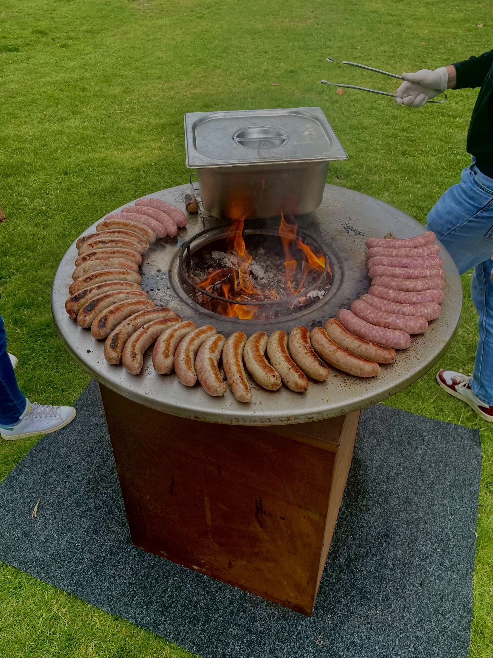 grillades de saucisses sur braséro plancha, cuisson parfaite